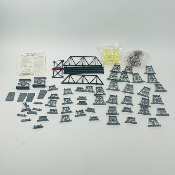 Bachmann Over & Under Blinking Bridge With 50 Bridge Supports - Picture 1 of 7